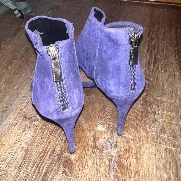 Vince Camuto stilettos. Only worn ONCE and it perfect condition! - Picture 2 of 4
